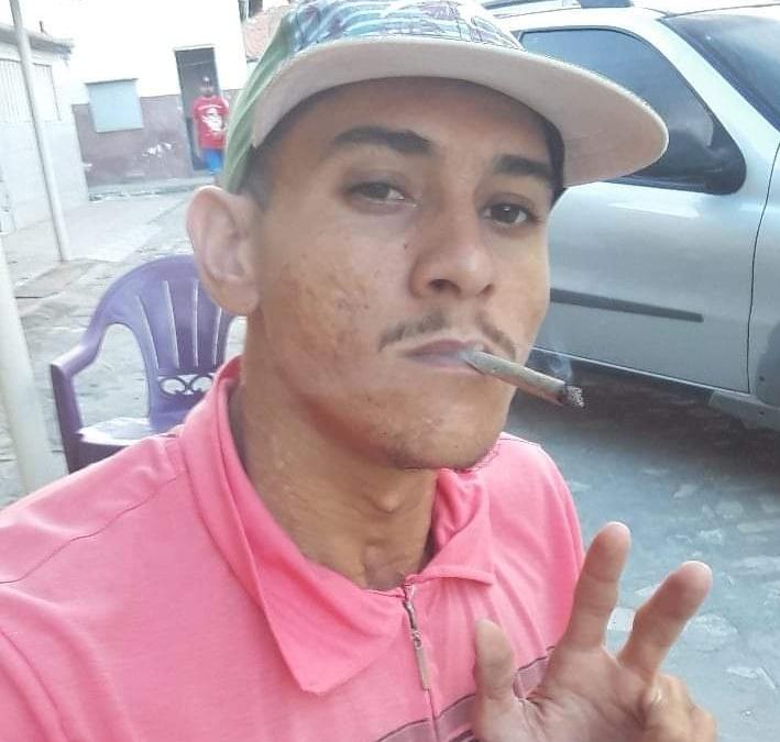 Homem com mandado de prisão em aberto é morto a tiros em frente à casa da mãe no interior do RN