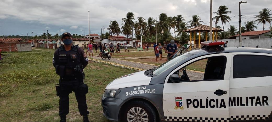 PM DISPERSA MORADORES EM AGLOMERAÇÕES EM PRAÇAS ESPORTIVAS EM GEORGINO  E CARNAÚBA