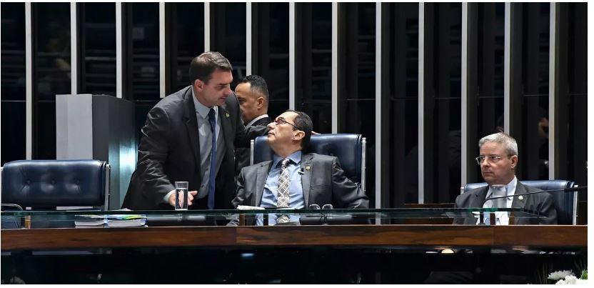 Ameaçado por Flávio Bolsonaro, Kajuru responde: 'quem é acusado de corrupção é ele'