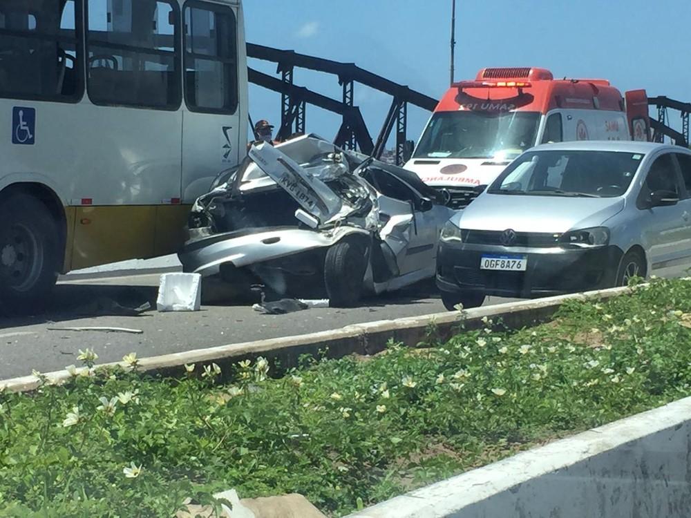 Carro fica destruído em acidente na ponte de Igapó, em Natal