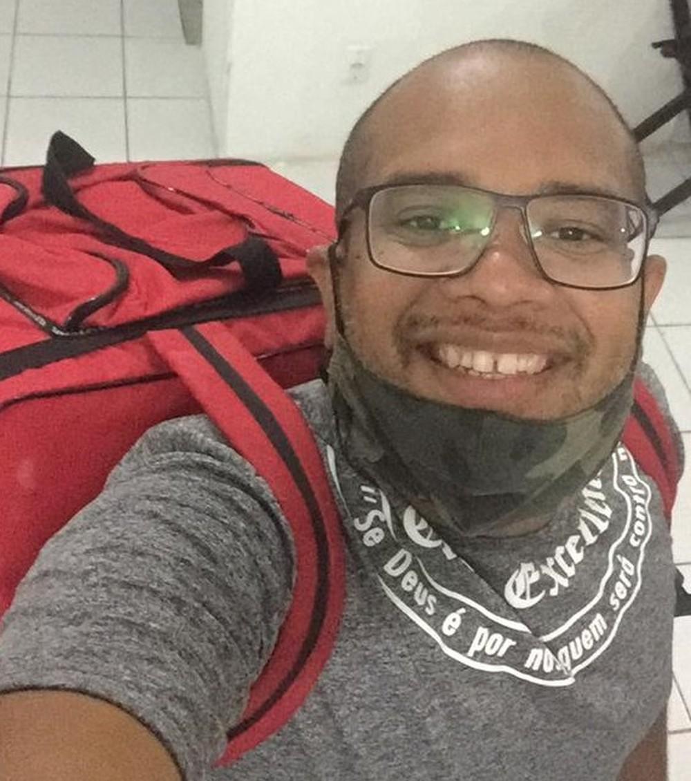 Finalista de programa musical da Globo, cantor potiguar trabalha como moto-entregador durante pandemia: 'Não pensei duas vezes'
