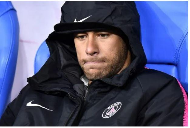 Neymar discute com rival após expulsão e seguranças evitam briga