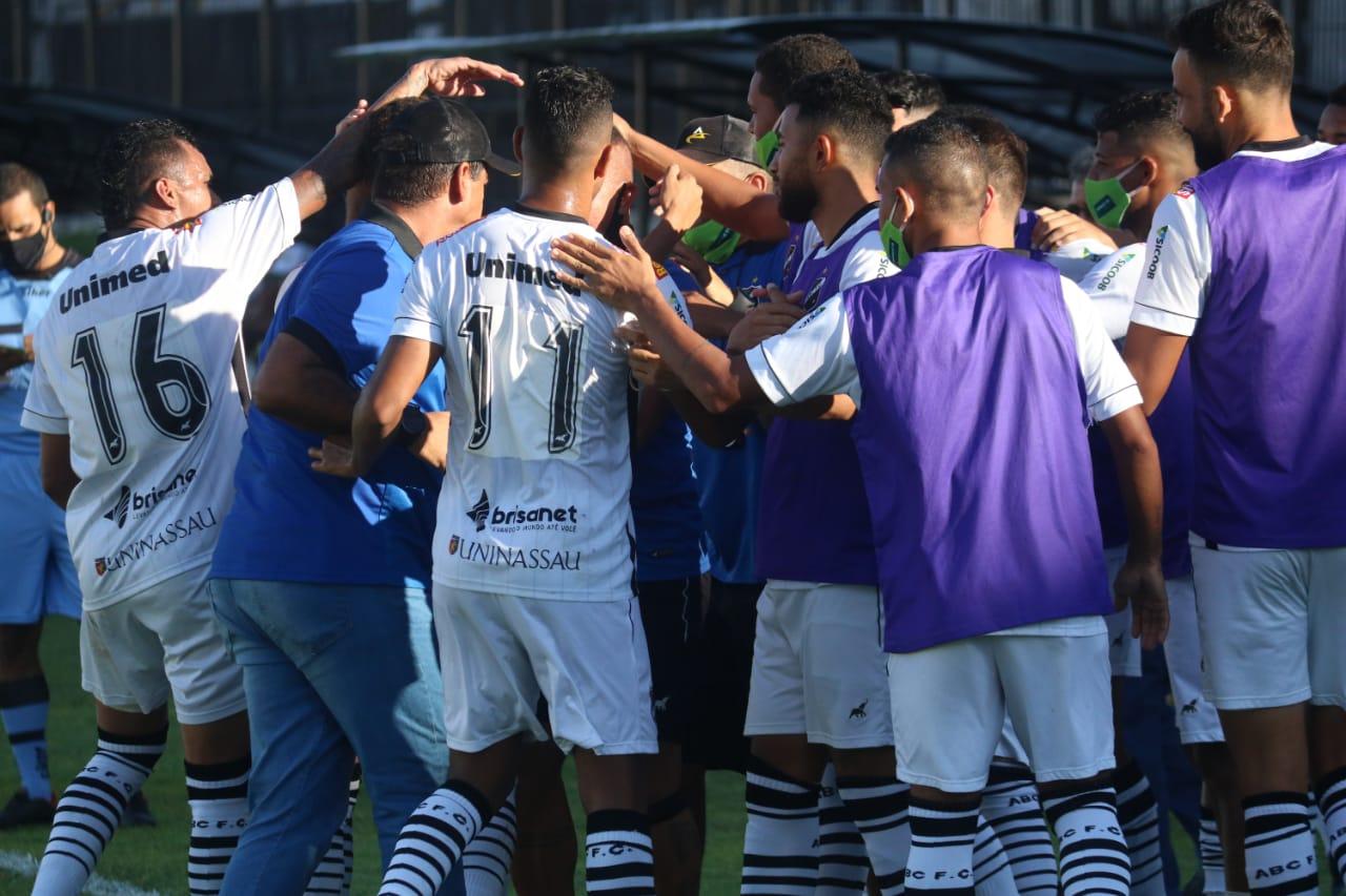 ABC vence e volta à zona de classificação; América empata, mas lidera