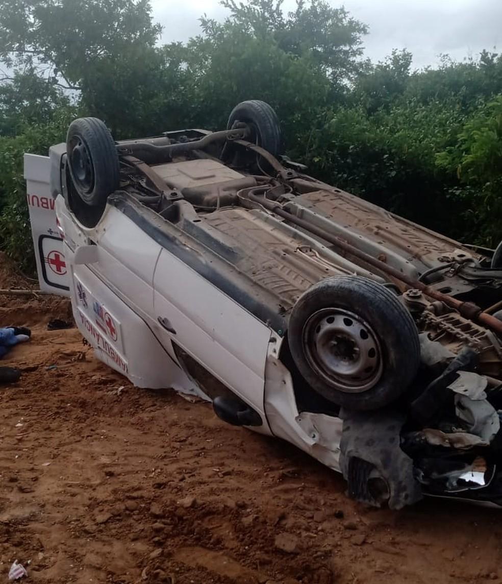Ambulância que transportava paciente de 87 anos capota e três pessoas ficam gravemente feridas na BR-101 no RN