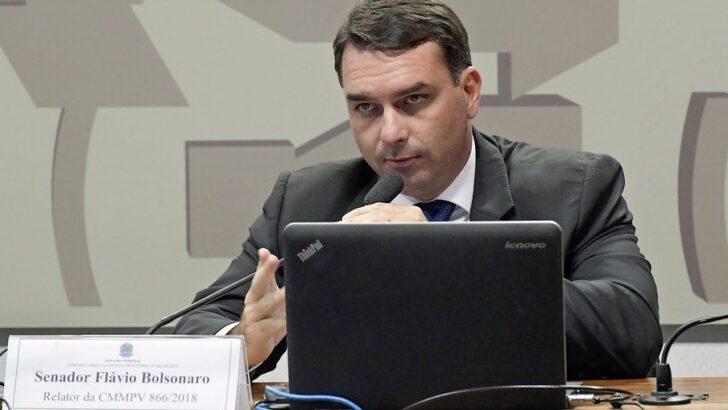 CPI: Aziz suspende reunião após Flavio Bolsonaro chamar Renan Calheiros de ‘vagabundo’