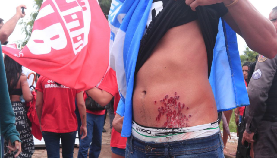 Entrega de moradias em Natal é marcada por confronto entre manifestantes e polícia