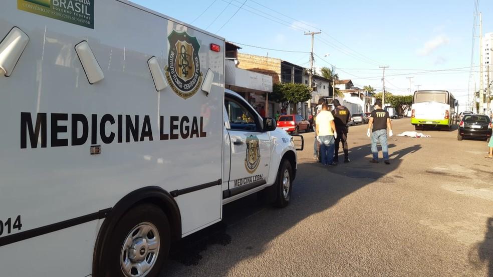 Motociclista morre após bater em carro e ser atropelado por ônibus em Natal;