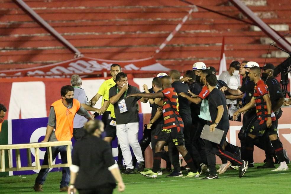 VAR anula pênalti defendido por goleiro do Sport, e clássico em Pernambuco termina em confusão