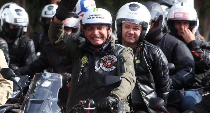 Bolsonaro cometeu crime que dá pena de três a seis anos de cadeia, ao cobrir a placa de sua moto