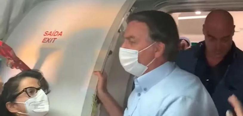 Bolsonaro entra em avião e é recebido aos gritos de 