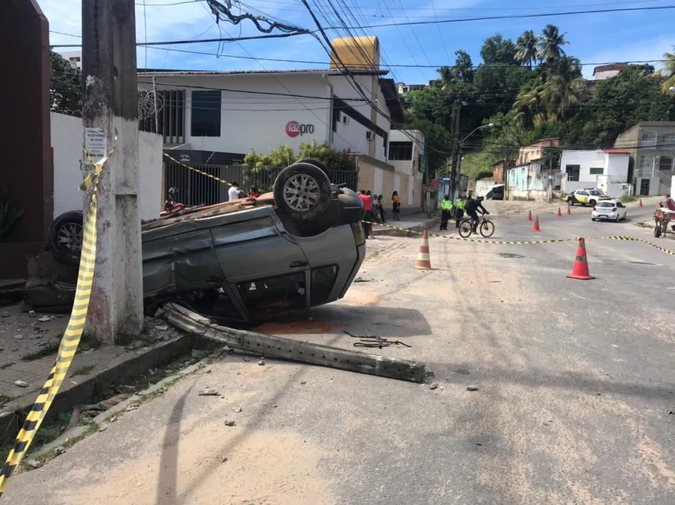 Carro capota após bater em poste na Zona Leste de Natal