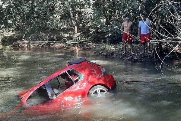 Casal é encontrado morto dentro de carro em córrego no DF. Veja vídeo