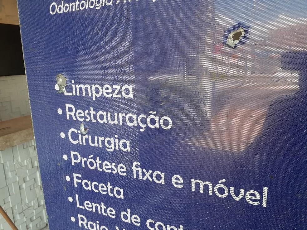 Cliente reage a assalto e troca tiros com assaltante em clínica na Zona Norte de Natal