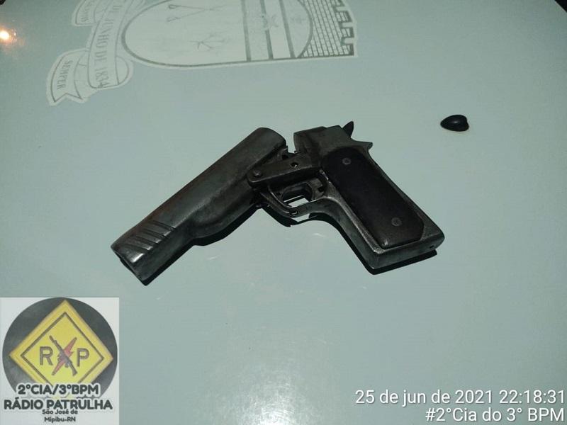 COM ARMA, MULHER É PRESA PELA POLÍCIA MILITAR EM SÃO JOSÉ DE MIPIBU