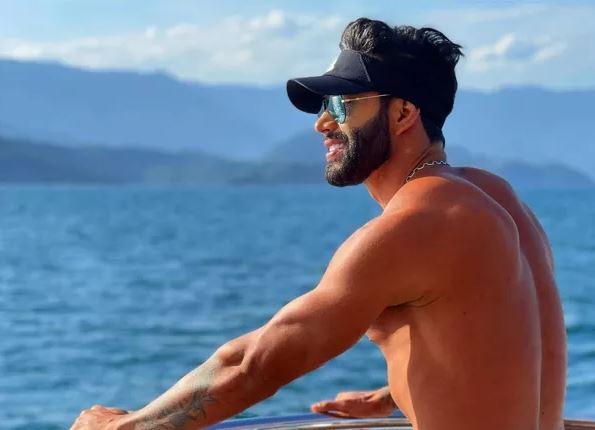 De sunga, Gusttavo Lima posa para Andressa Suita: 