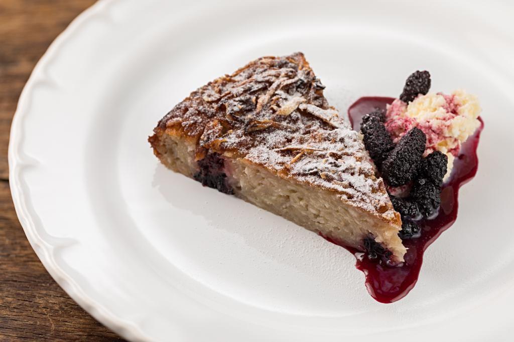 Festa junina: chef de 'Mestre do Sabor' ensina bolo de mandioca com berries