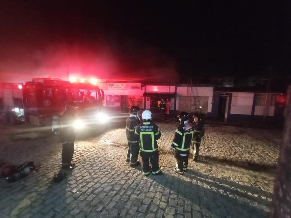 Incêndio de 7 horas destrói armazém de materiais de festas em Natal