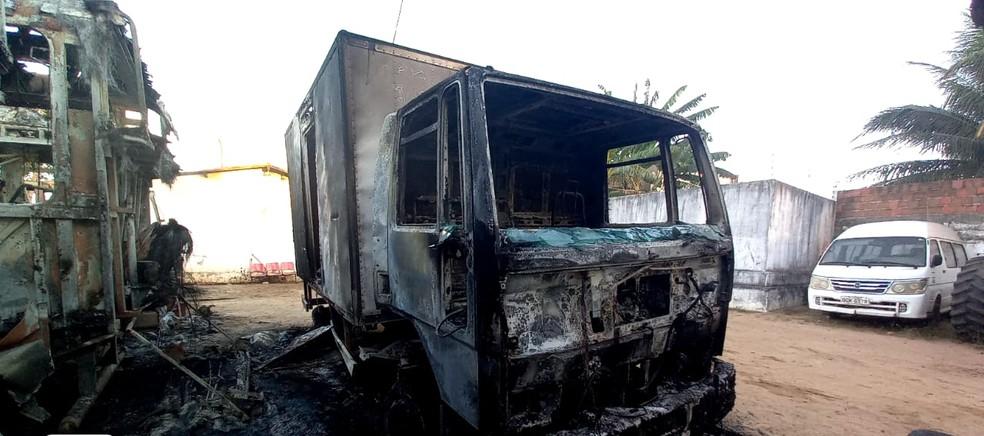 Incêndio destrói três ônibus, carro baú e máquinas da prefeitura de Poço Branco, RN, durante a madrugada