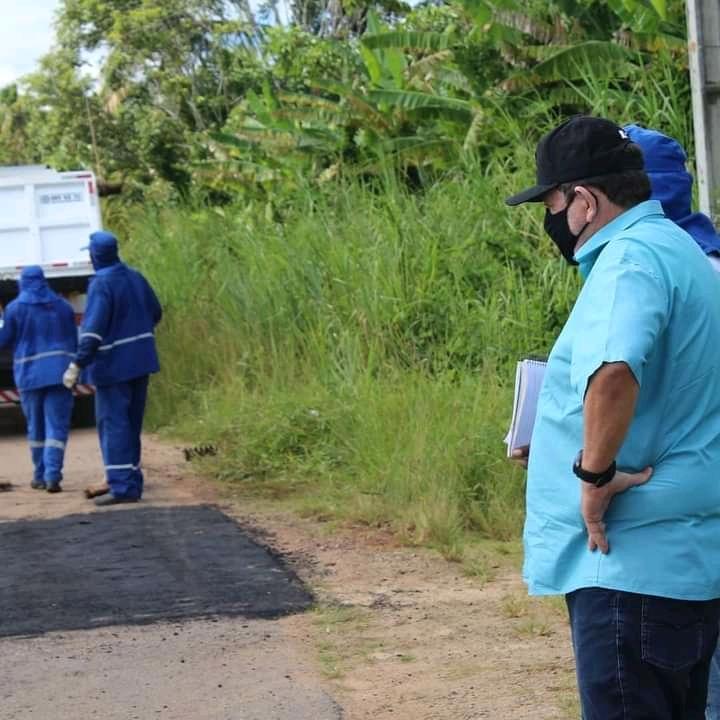 PREFEITO ANTÔNIO FREIRE ACOMPANHA MANUTENÇÃO NA RN 002