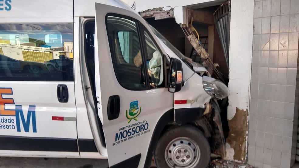 Van carregada de vacinas contra Covid é atingida por carro e derruba parede de casa em Mossoró
