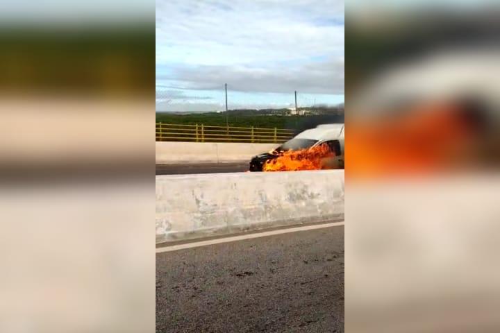 [Vídeo] Carro pega fogo na Ponte Newton Navarro e deixa trânsito lento na saída da zona Norte