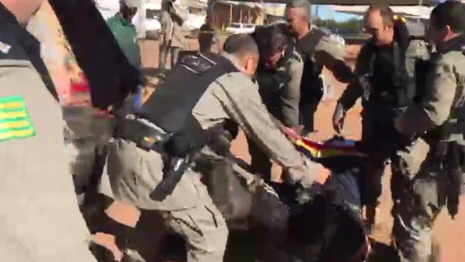 Vídeo mostra momento que Lázaro chega em base da polícia em GO