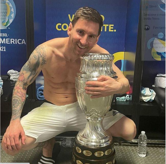 Abraçado à taça da Copa América, Messi celebra título da Argentina no Maracanã: 