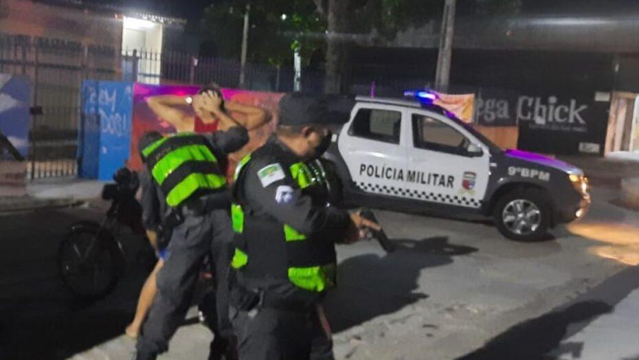 Bandido rouba carro, bate em árvore e morre após trocar tiros com a PM em Natal