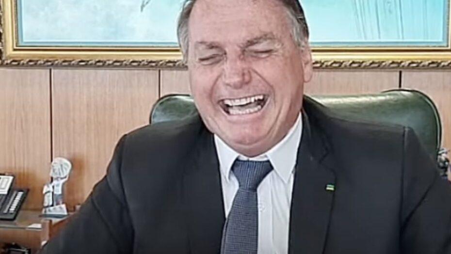 Bolsonaro diz que “ivermectina mata bichas” e dá gargalhada em entrevista