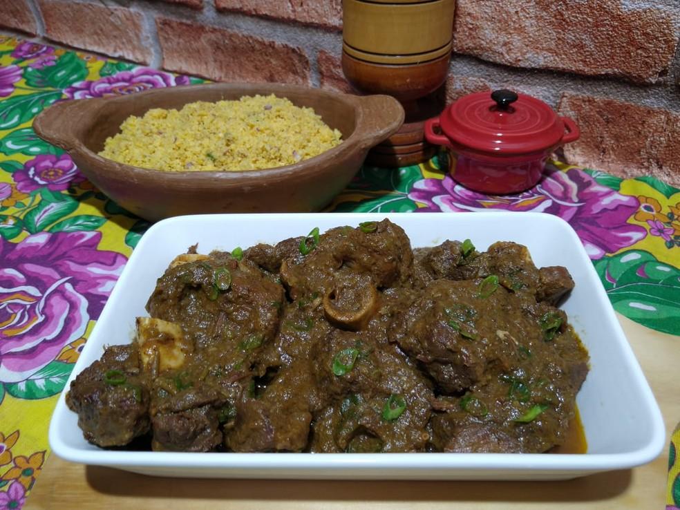 Carneiro guisado com farofa de cuscuz é prato tradicional no Nordeste; aprenda a fazer