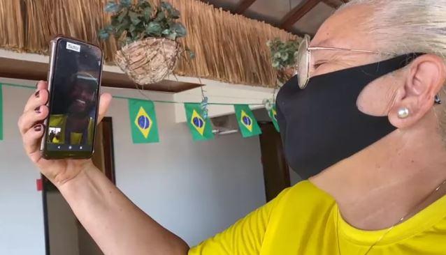 Em ligação, Ítalo Ferreira mostra medalha de ouro para a mãe