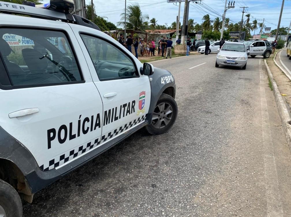 Homem é executado a tiros dentro de carro em avenida na Zona Norte de Natal