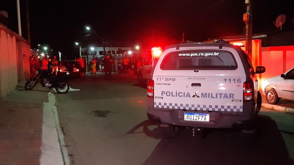 Homem é morto com tiros na cabeça e outro é baleado na Grande Natal