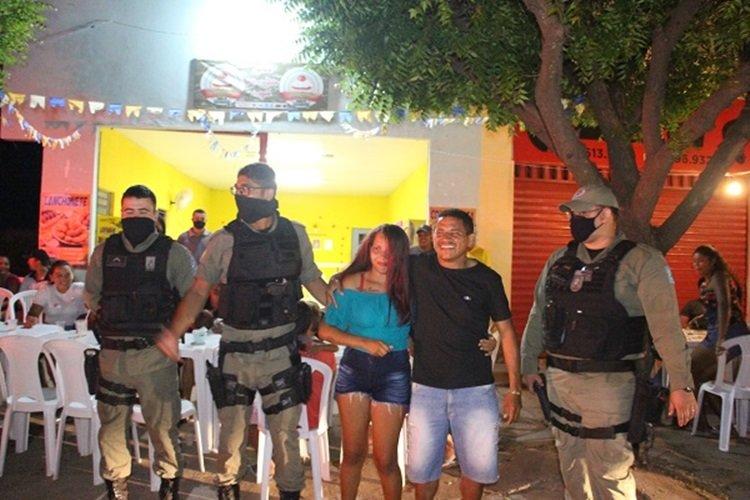 Homem pede a namorada em casamento durante abordagem da PM no Nordeste