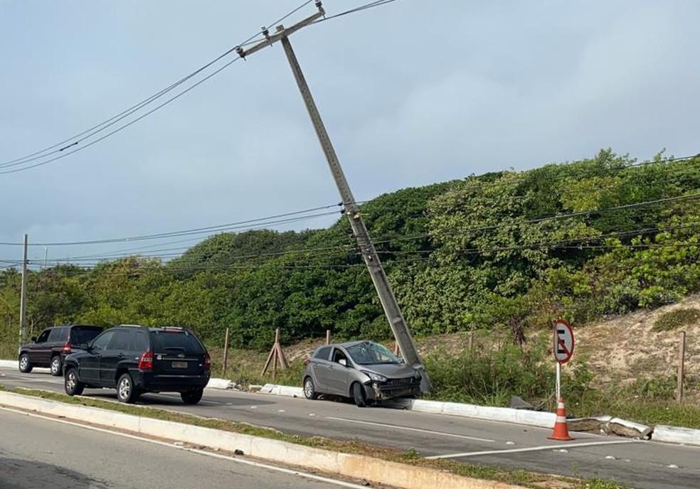 Motorista perde controle e carro atinge poste na Via Costeira em Natal