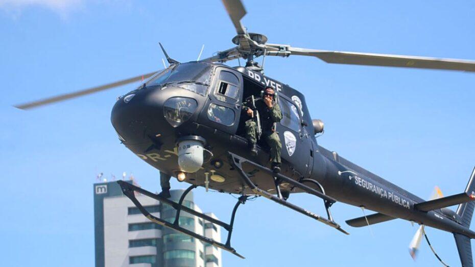 Polícias Civil e Militar fazem operação em Mãe Luiza com auxílio do helicóptero Potiguar 1