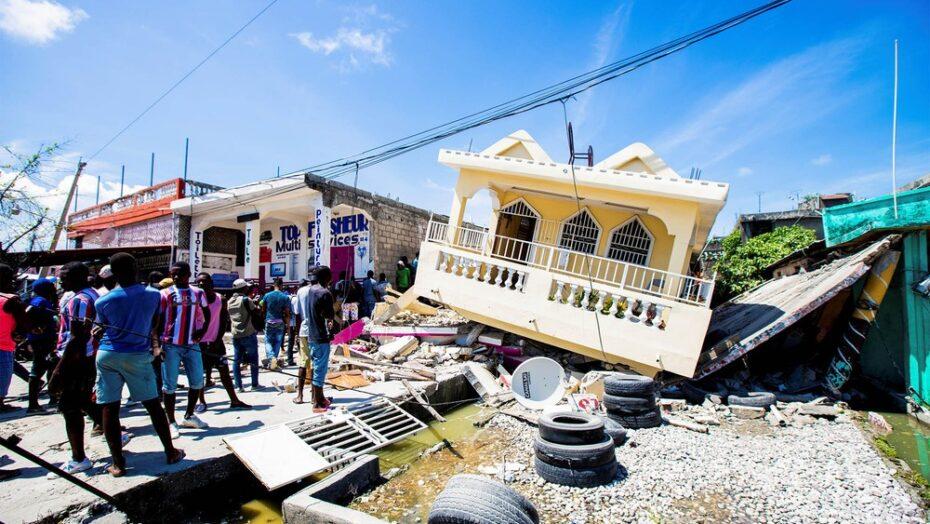Após centenas de mortos, novo terremoto atinge o Haiti