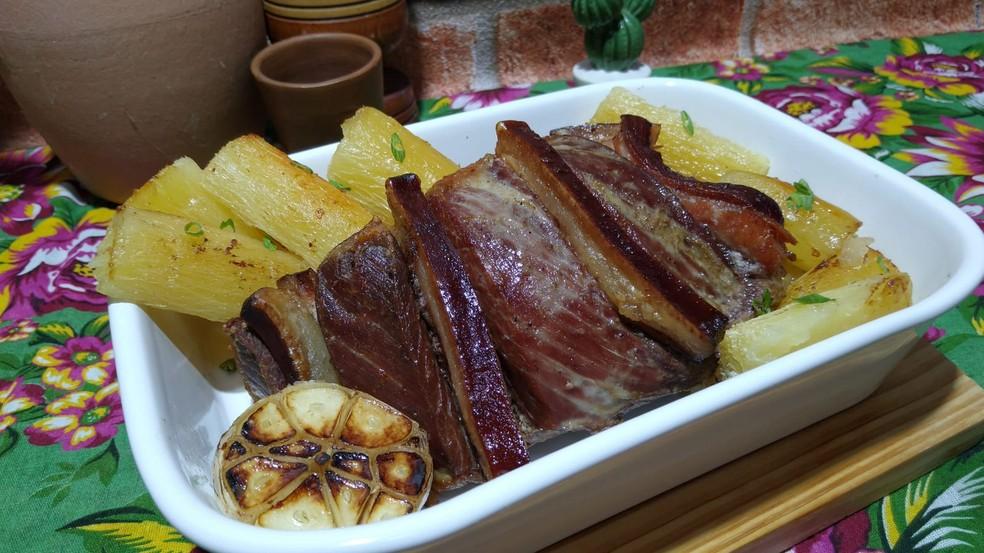 Aprenda a fazer uma deliciosa maminha ao forno com macaxeira