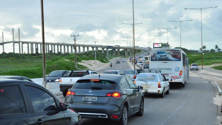 Carros batem na Ponte Newton Navarro e deixam trânsito lento