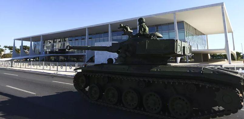 Desfile de tanques é retrato sem retoques de Bolsonaro