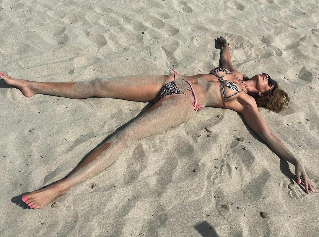 Luciana Gimenez lamenta fim de férias com foto 