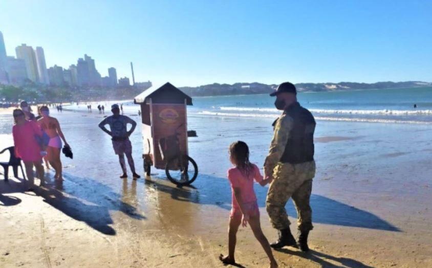 Menina vai ao banheiro, se perde dos pais em Ponta Negra e é encontrada após pedir ajuda
