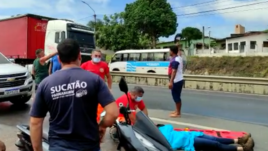 Mulher leva trancada, derrapa motocicleta e é socorrida em Parnamirim