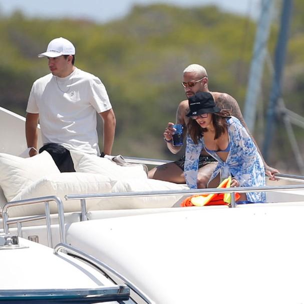 Neymar curte passeio de barco na Espanha e detalhe curioso chama atenção de internet
