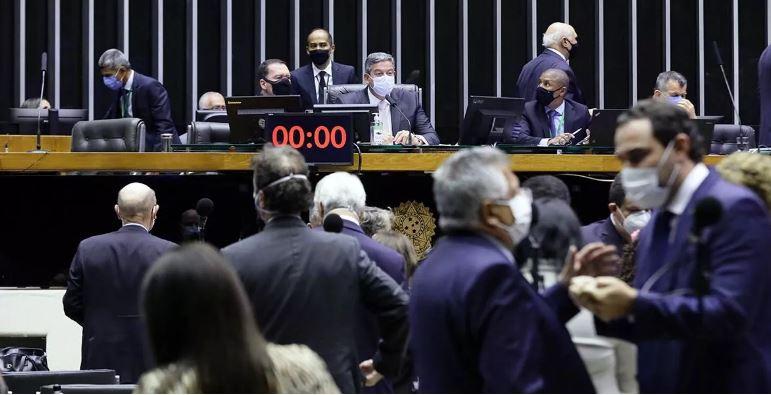 Plenário da Câmara inicia sessão para votar PEC do voto impresso