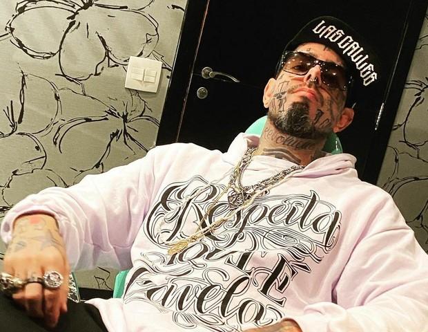 Tico Santa Cruz fala sobre corpo 90% tatuado e preconceito: “Sempre sou parado na alfândega”