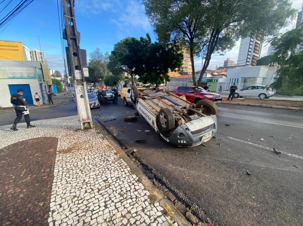 Viatura da Polícia Militar capota e soldado é levado a hospital em Natal