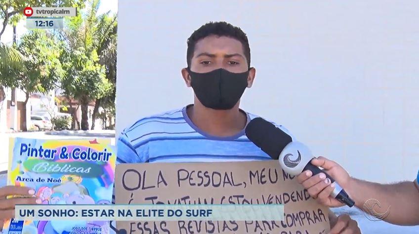 [Vídeo] Jovem vende revistas nos semáforos com o sonho de chegar à elite do surfe