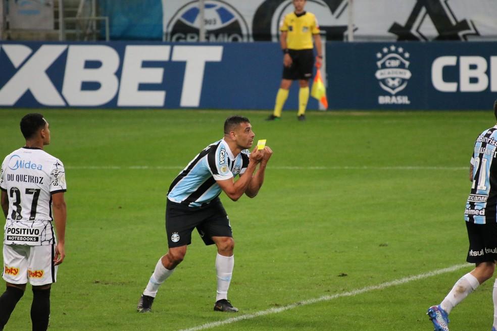 Viralizou: Diego Souza pega cartão de juiz, uma provocação infeliz a Gabigol e jogador virando T-Rex