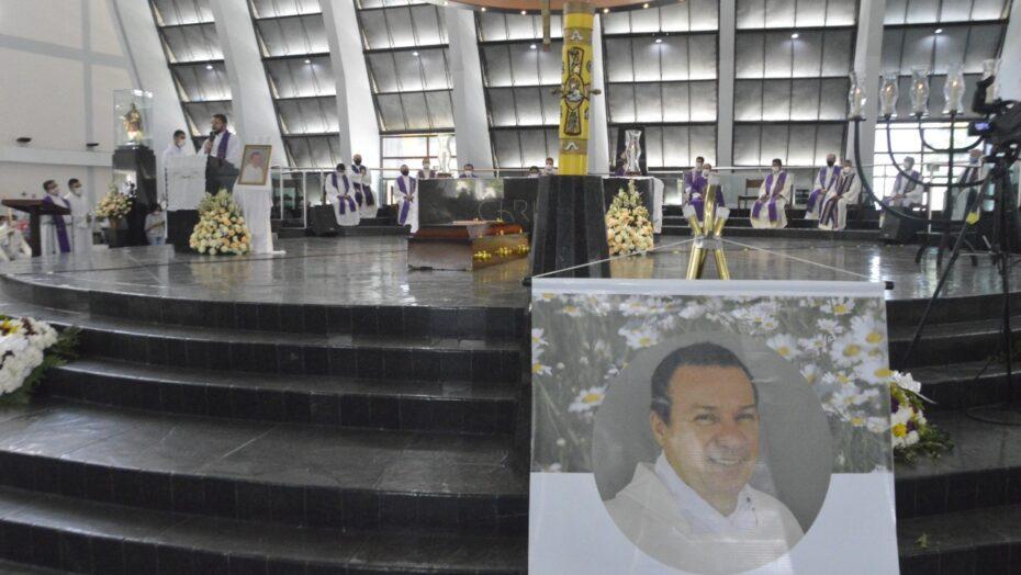 Catedral Metropolitana recebe corpo de padre potiguar encontrado morto em hotel de Goiás